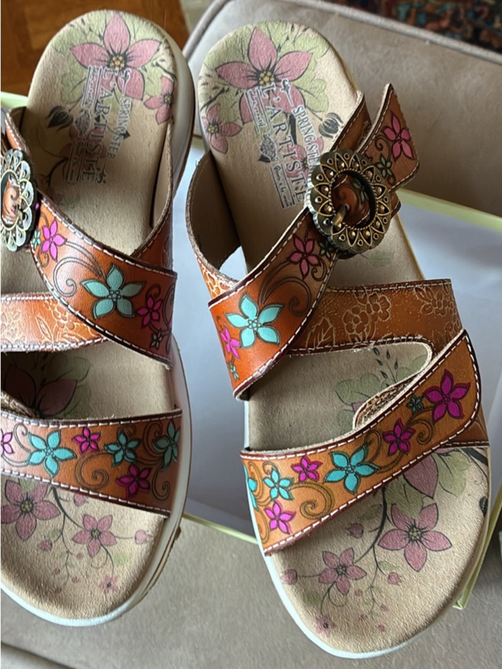 L’Artiste tan leather sandals with floral design. Size 40. Brand new